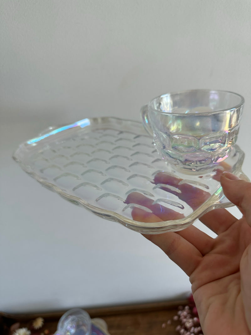 Tasses et plateau en verre irisé