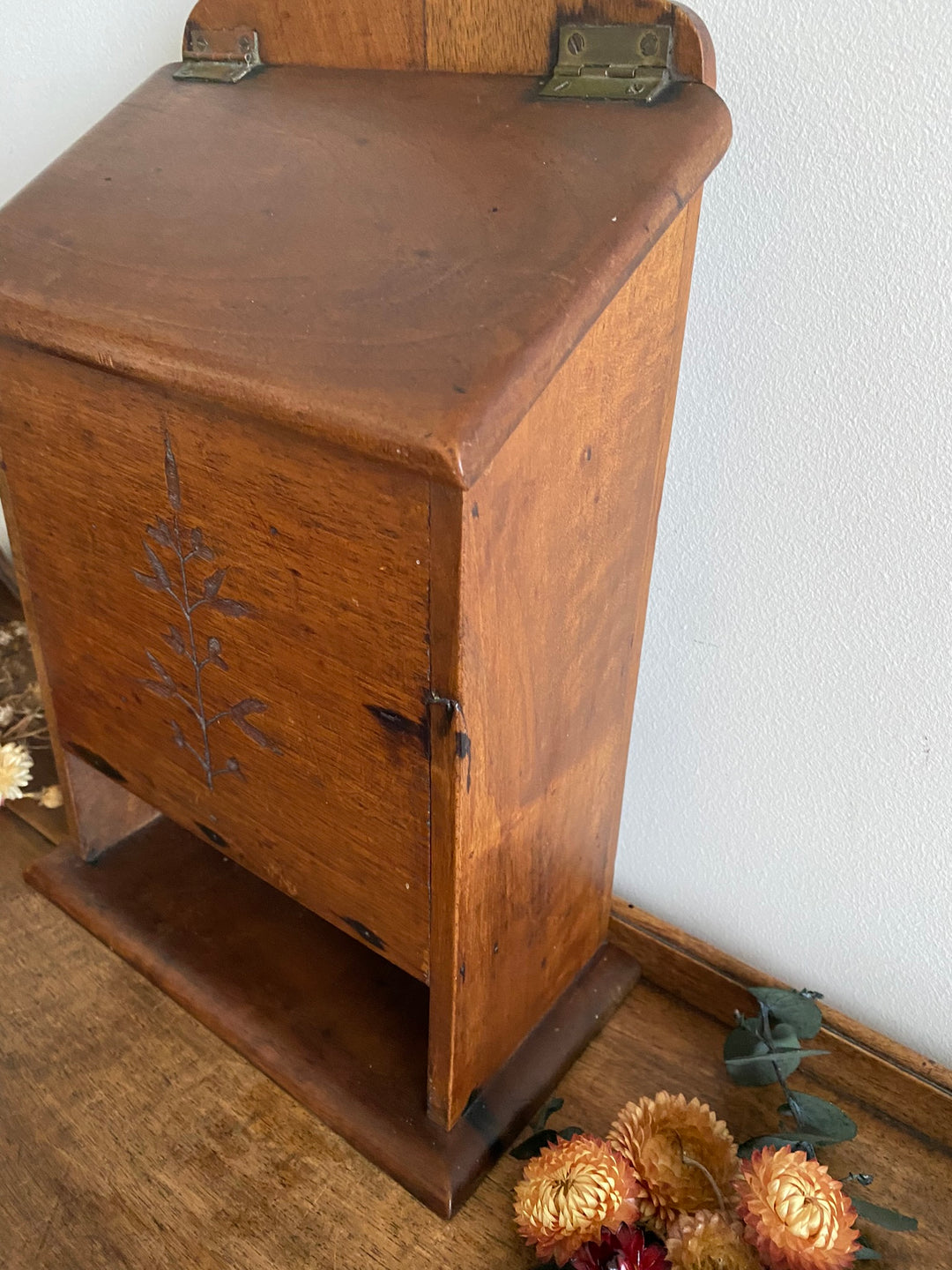 Boîte en bois ancienne décorée