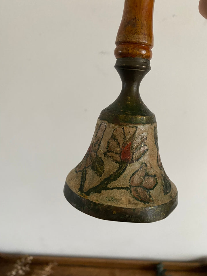 Cloche émaillée en laiton