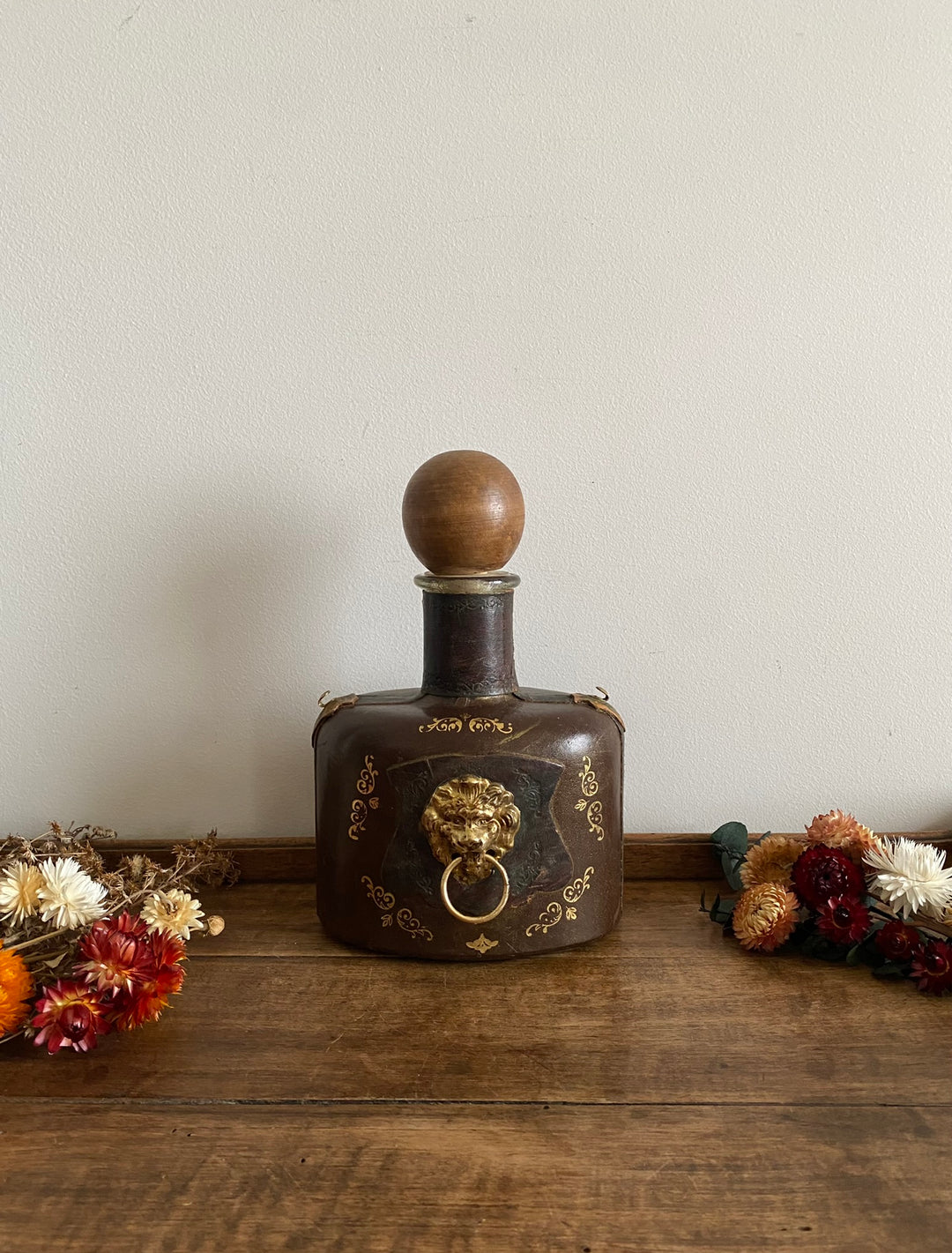 Bouteille décorative recouverte de cuir