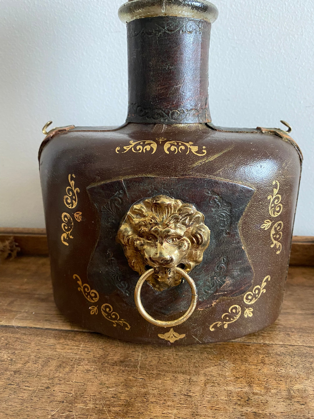 Bouteille décorative recouverte de cuir