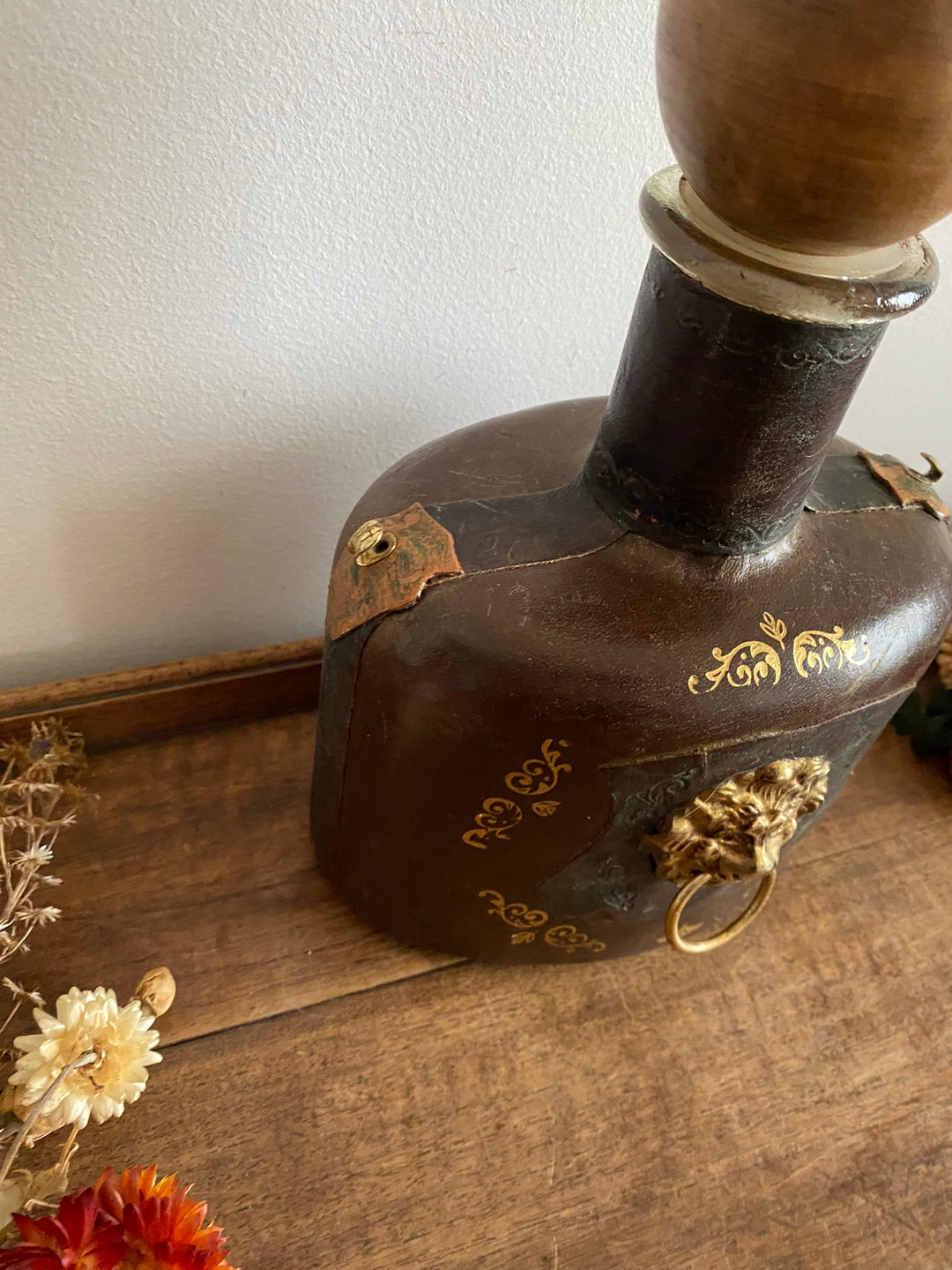 Bouteille décorative recouverte de cuir