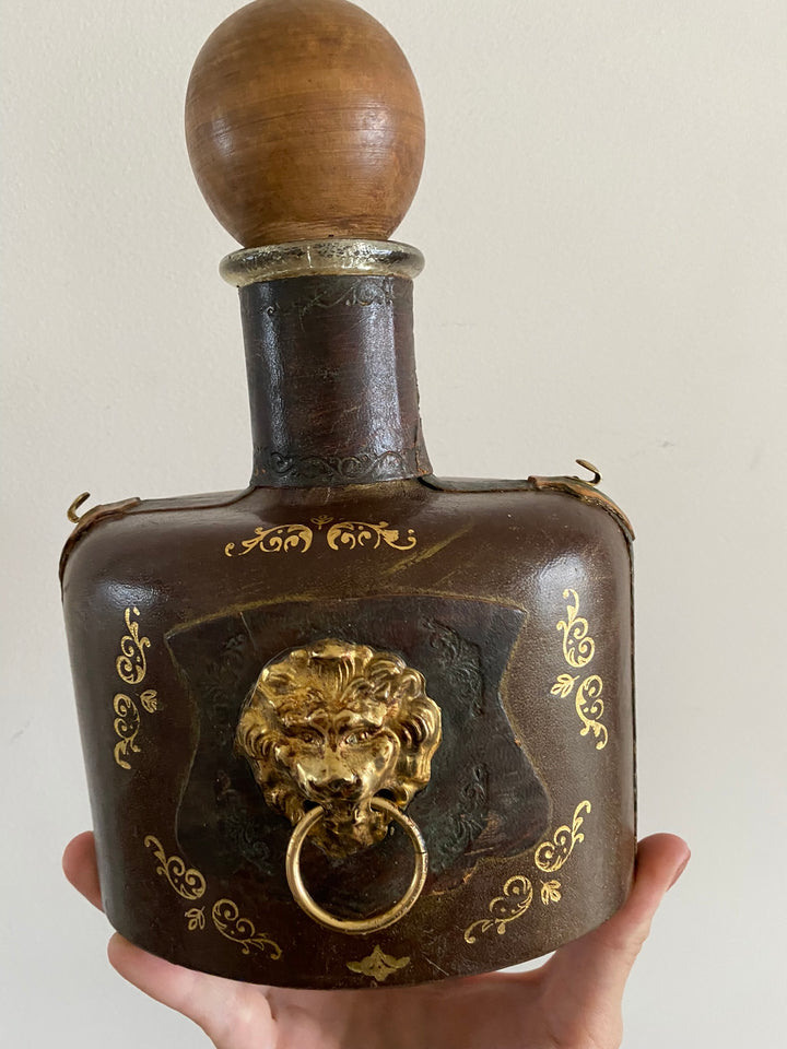Bouteille décorative recouverte de cuir
