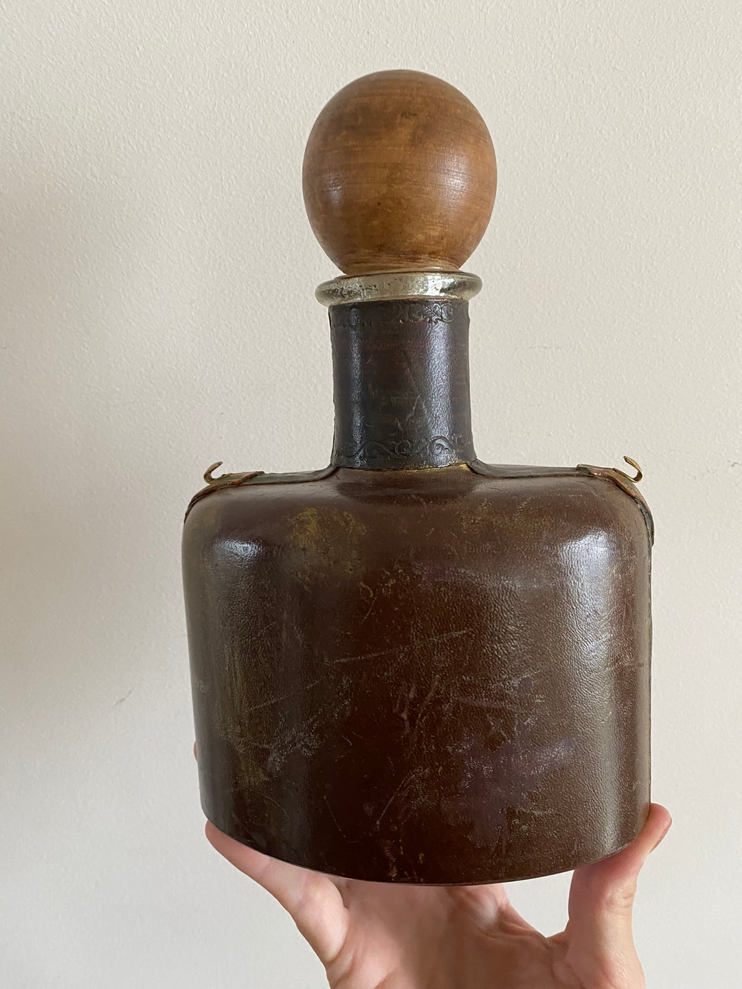 Bouteille décorative recouverte de cuir