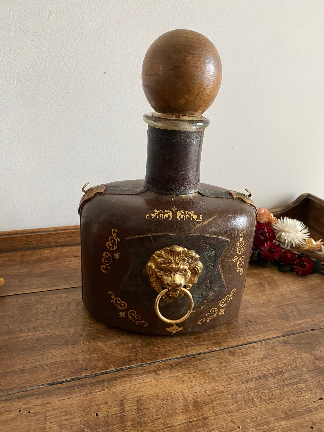 Bouteille décorative recouverte de cuir
