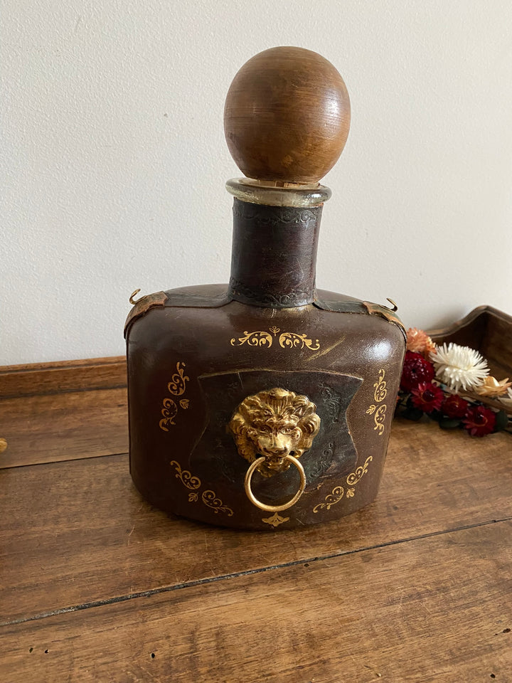 Bouteille décorative recouverte de cuir