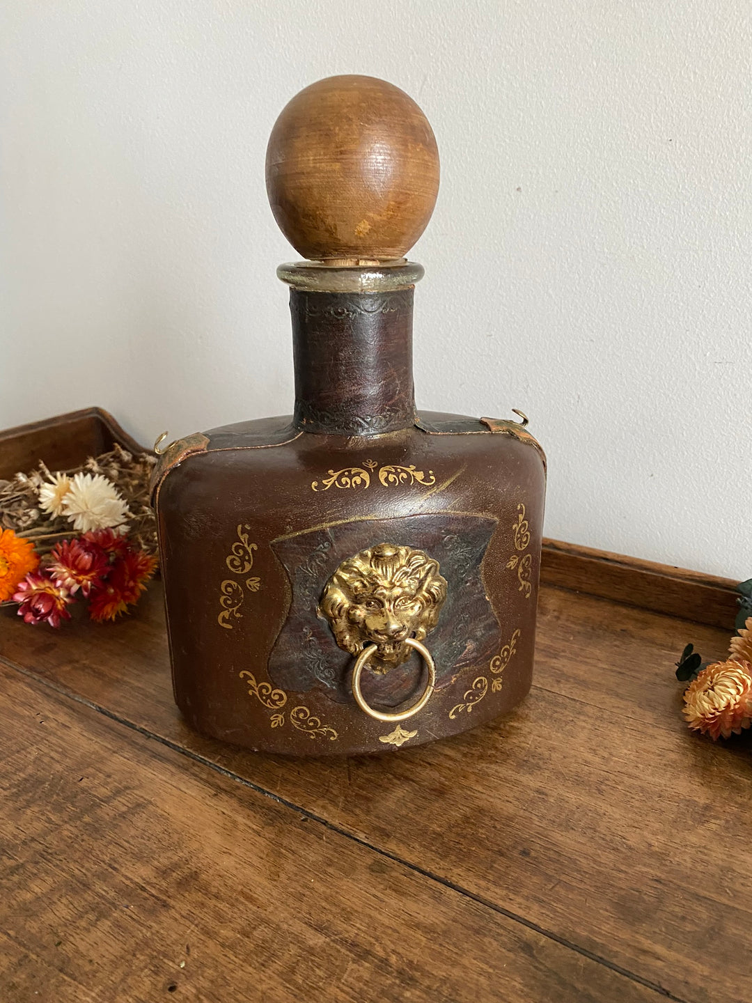 Bouteille décorative recouverte de cuir
