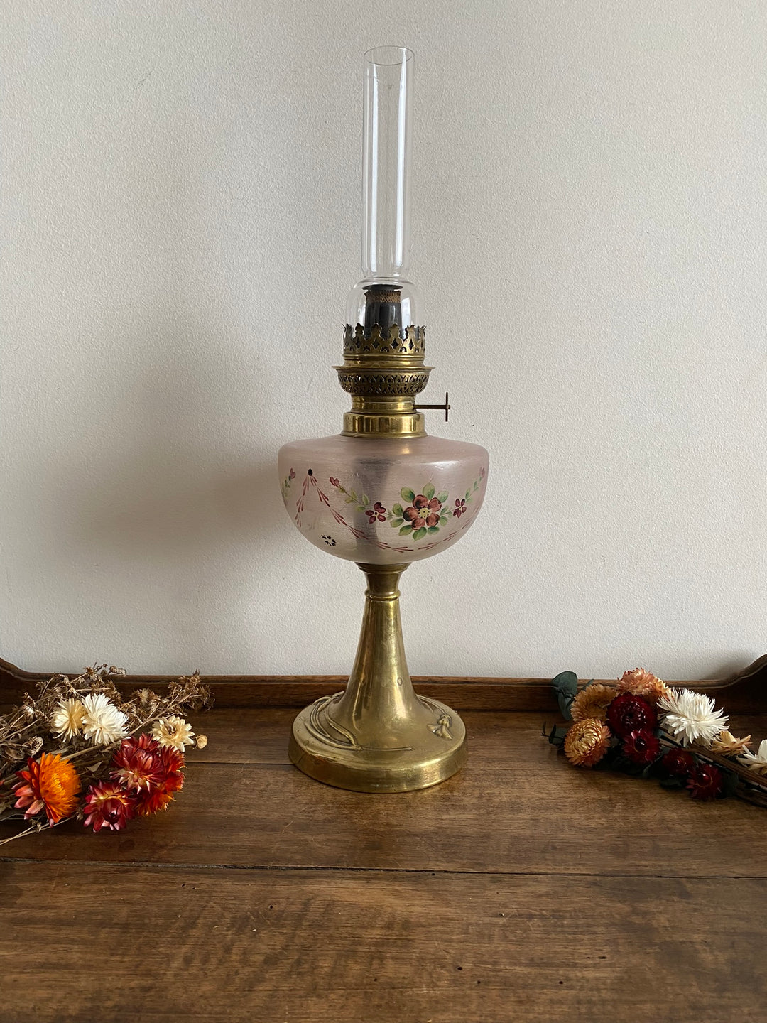 Lampe à pétrole réservoir peint pied laiton doré