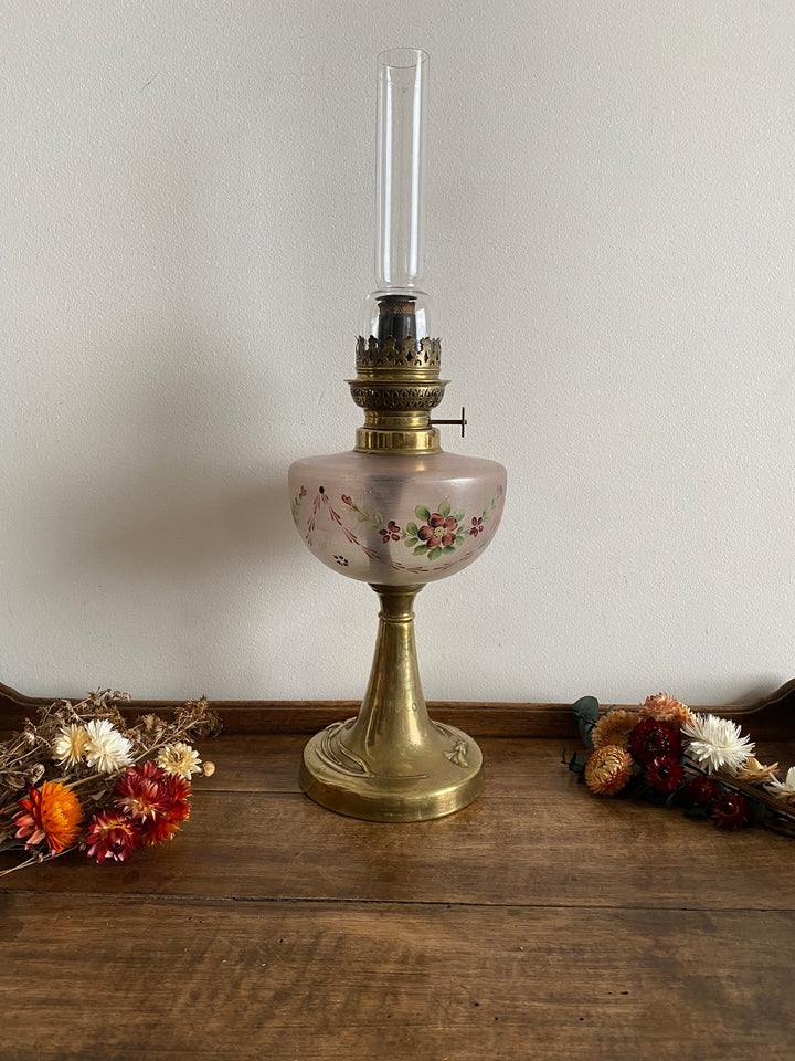 Lampe à pétrole réservoir peint pied laiton doré
