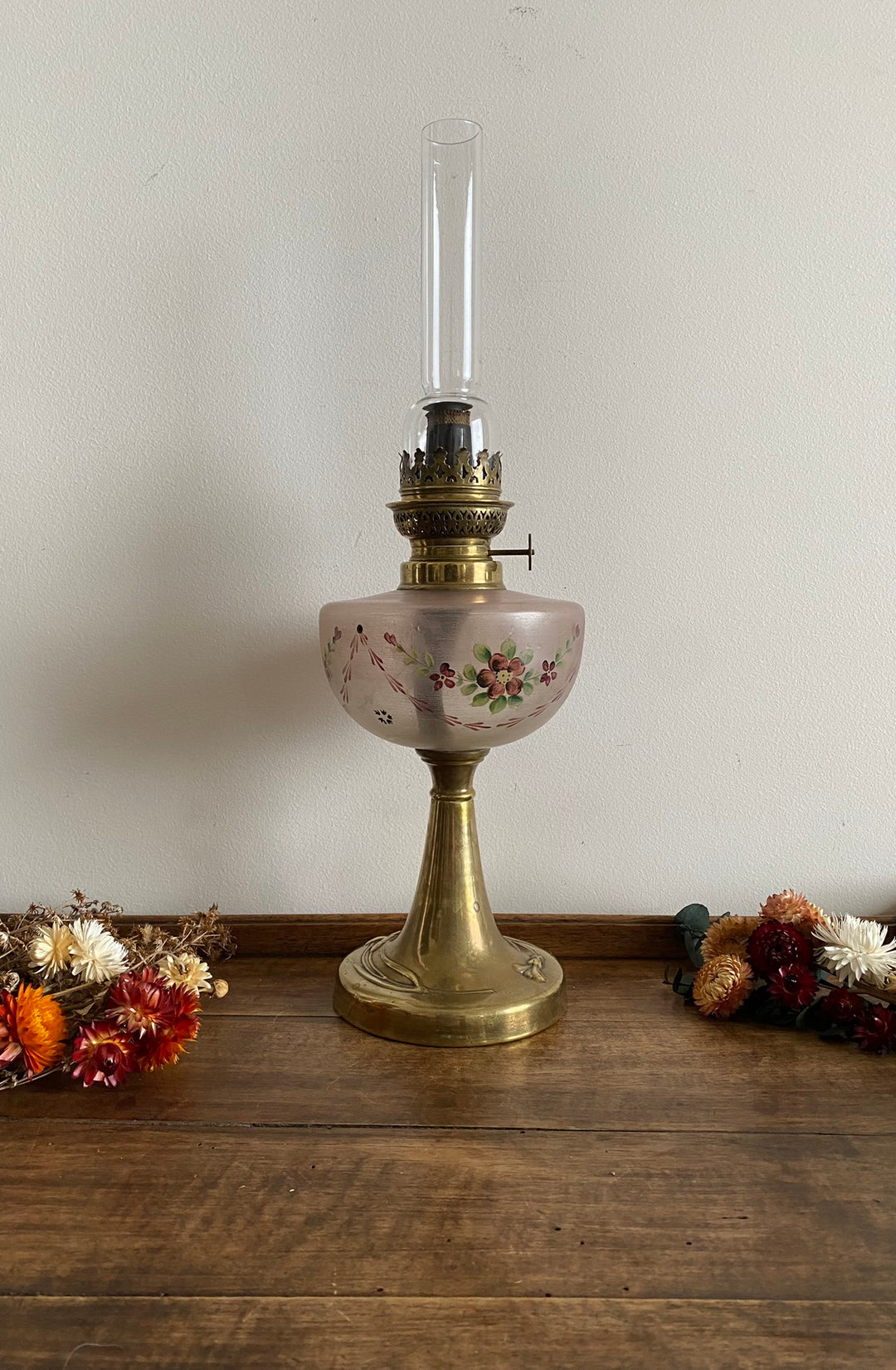 Lampe à pétrole réservoir peint pied laiton doré