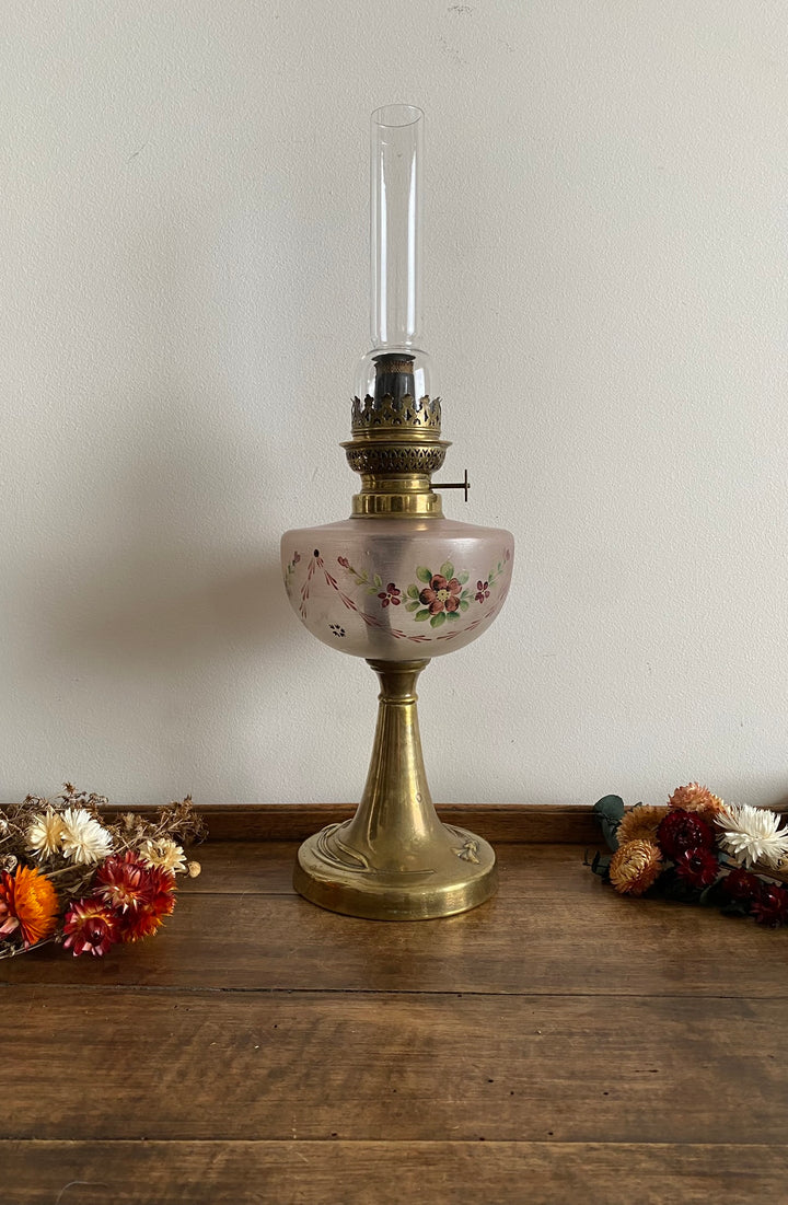 Lampe à pétrole réservoir peint pied laiton doré
