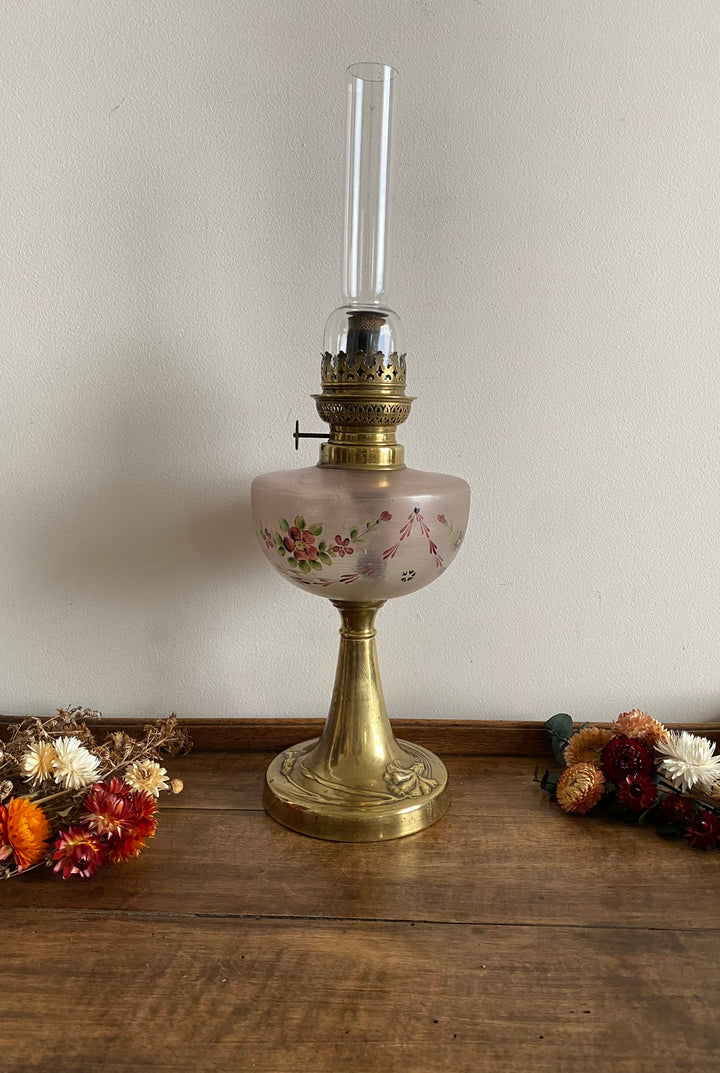 Lampe à pétrole réservoir peint pied laiton doré