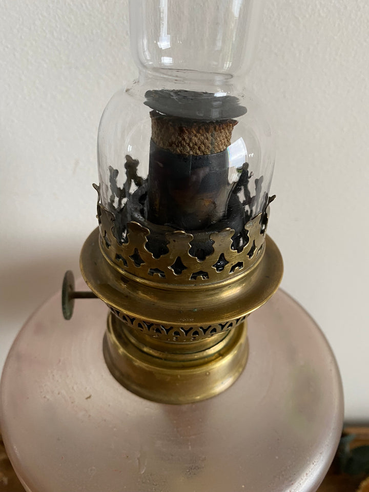 Lampe à pétrole réservoir peint pied laiton doré