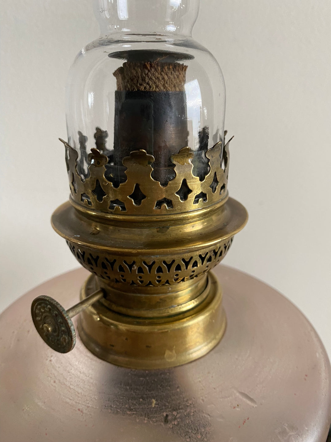 Lampe à pétrole réservoir peint pied laiton doré