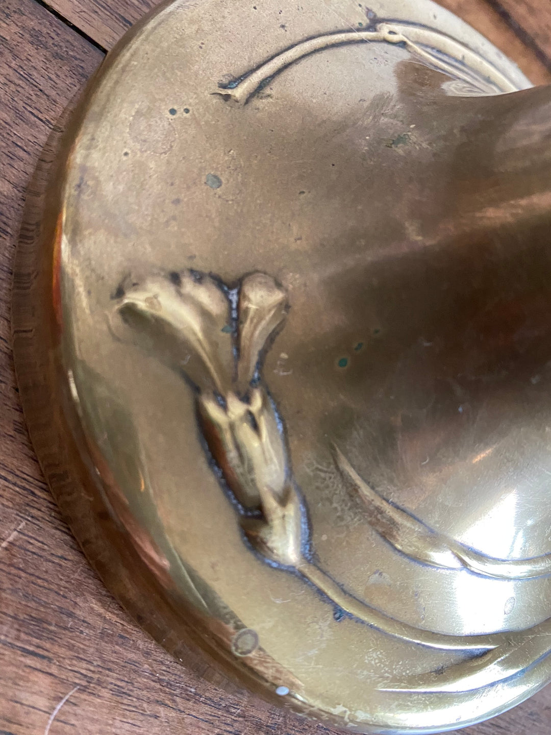 Lampe à pétrole réservoir peint pied laiton doré