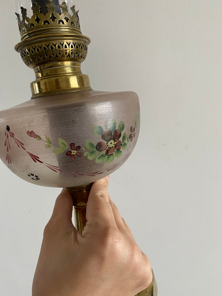 Lampe à pétrole réservoir peint pied laiton doré