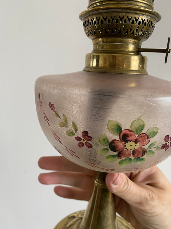 Lampe à pétrole réservoir peint pied laiton doré