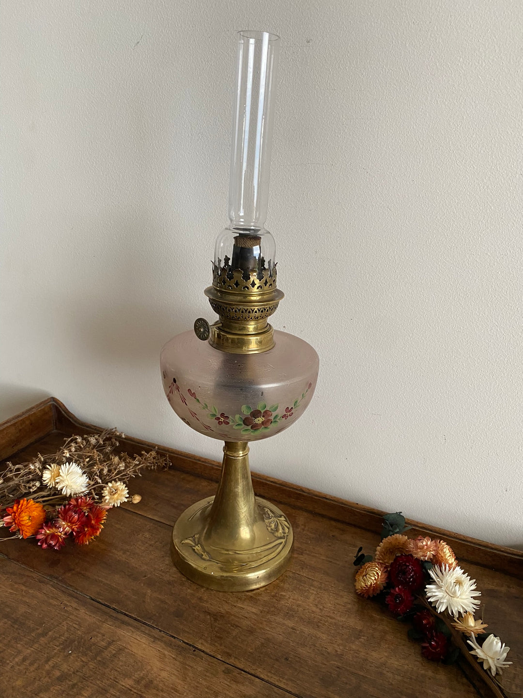 Lampe à pétrole réservoir peint pied laiton doré