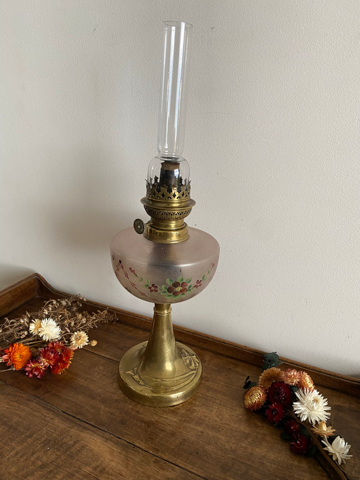 Lampe à pétrole réservoir peint pied laiton doré
