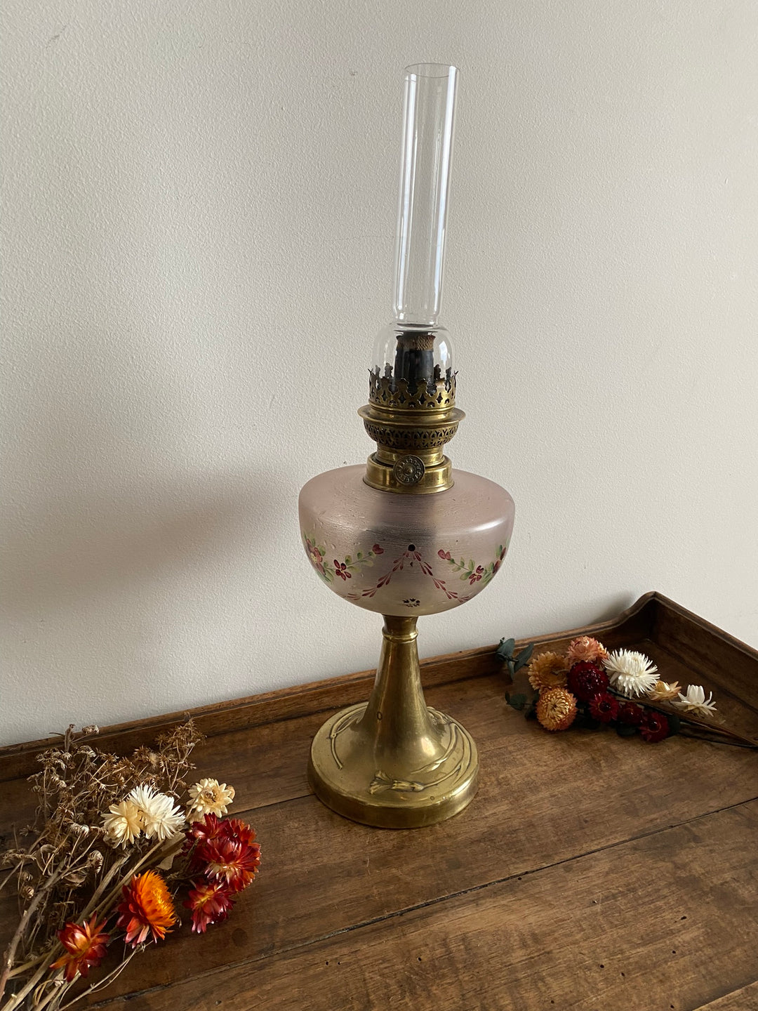 Lampe à pétrole réservoir peint pied laiton doré