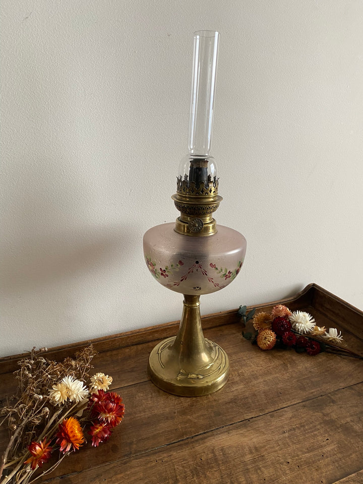 Lampe à pétrole réservoir peint pied laiton doré