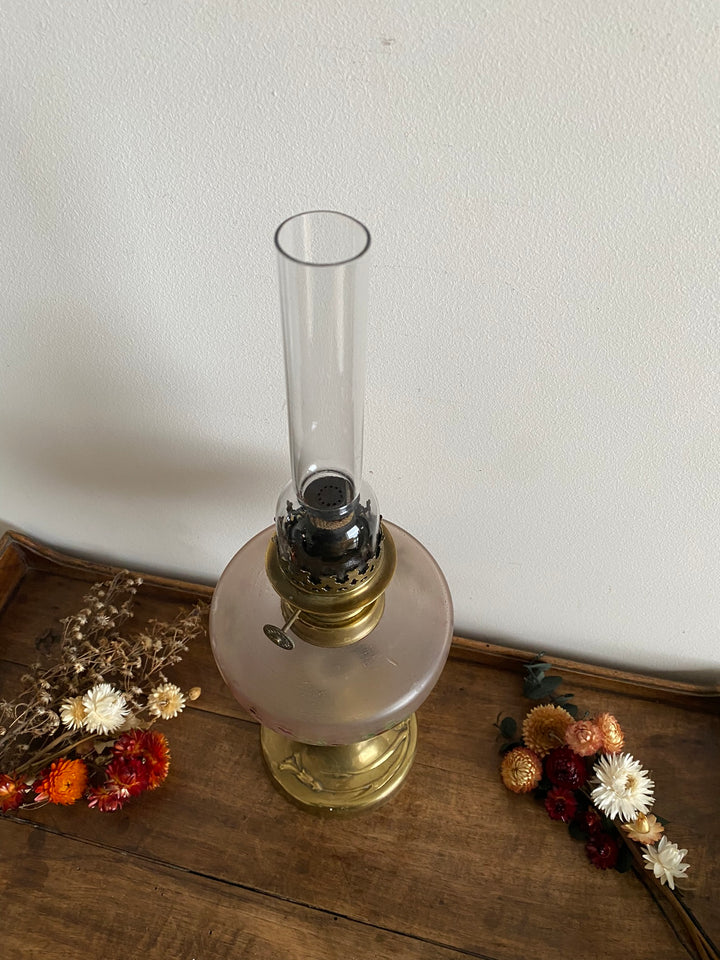 Lampe à pétrole réservoir peint pied laiton doré