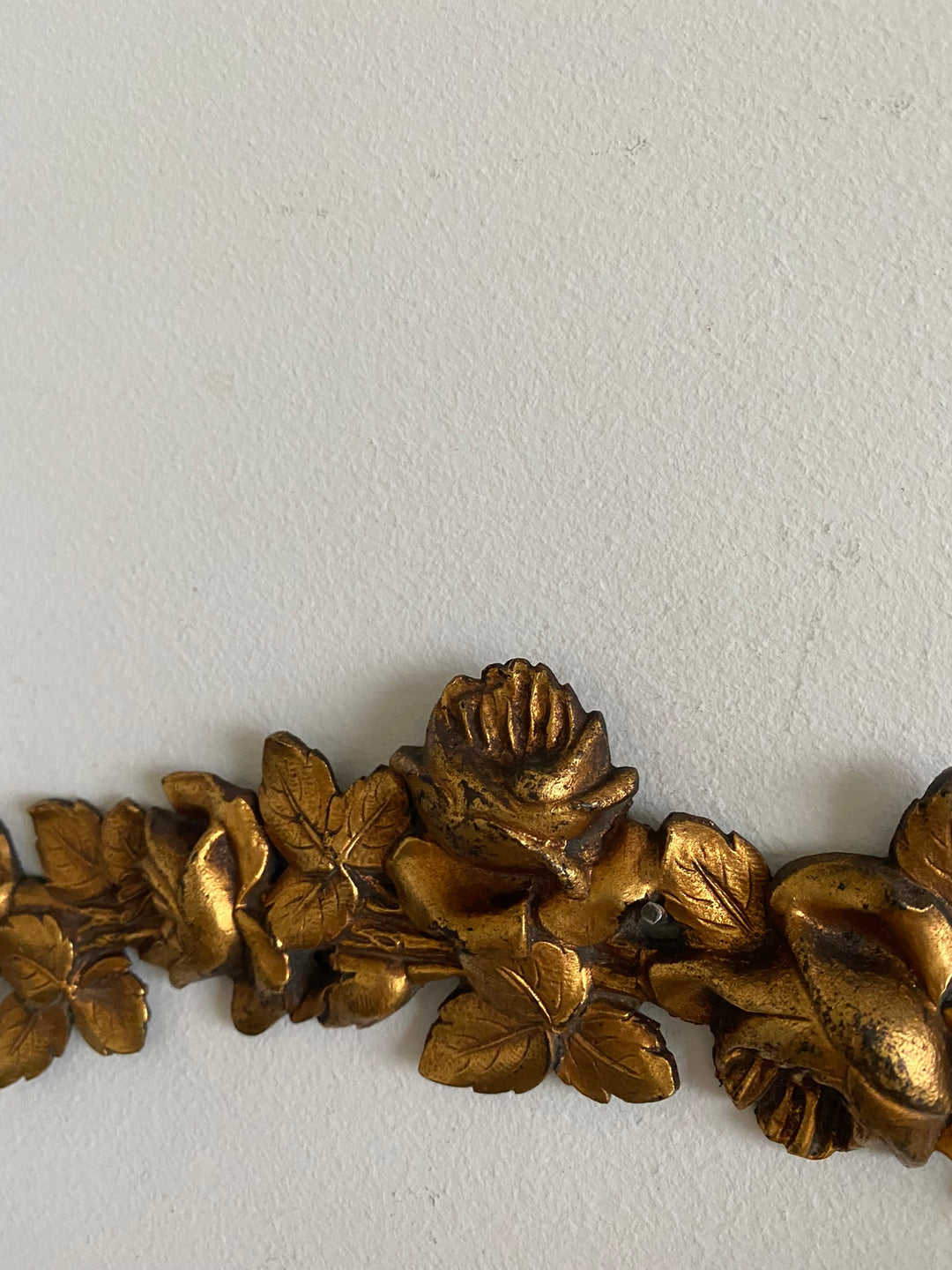 Décoration murale dorée roses et feuilles