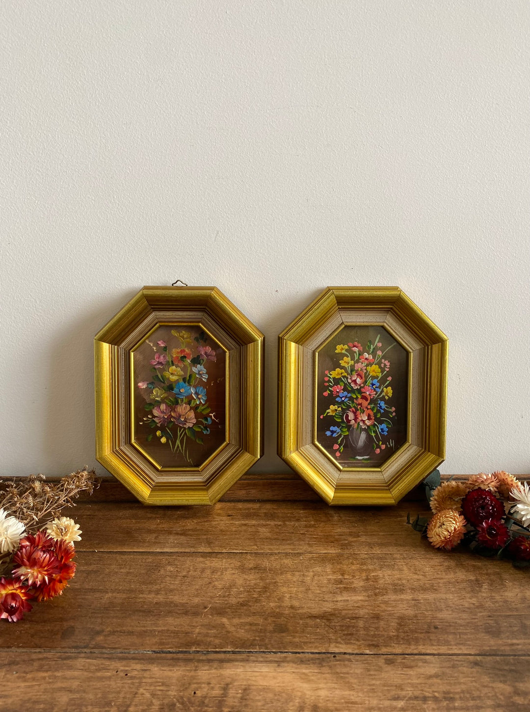 Peintures bouquet de fleurs signées cadres octogonaux en bois doré