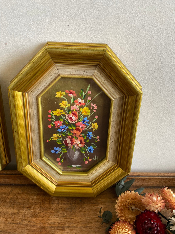 Peintures bouquet de fleurs signées cadres octogonaux en bois doré