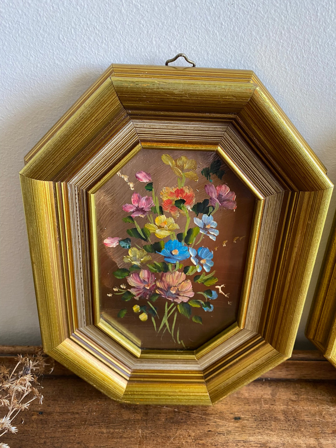 Peintures bouquet de fleurs signées cadres octogonaux en bois doré
