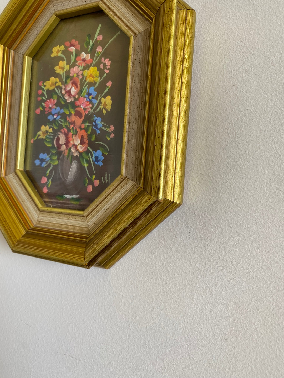 Peintures bouquet de fleurs signées cadres octogonaux en bois doré