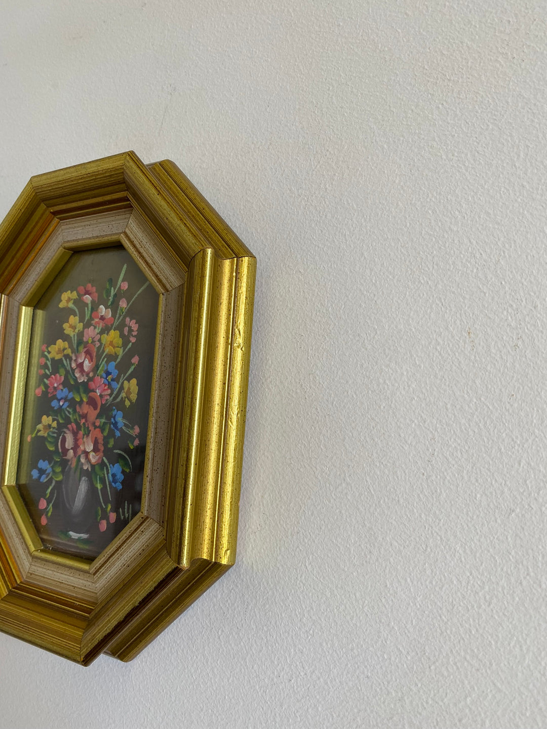 Peintures bouquet de fleurs signées cadres octogonaux en bois doré