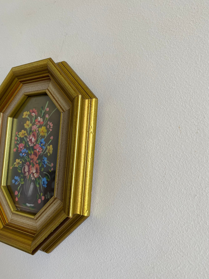 Peintures bouquet de fleurs signées cadres octogonaux en bois doré