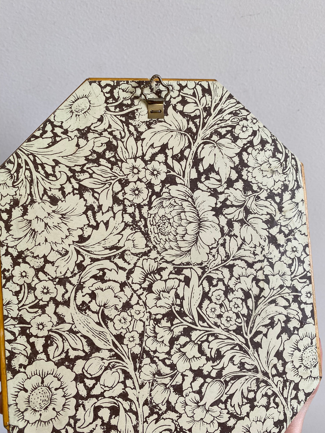 Peintures bouquet de fleurs signées cadres octogonaux en bois doré