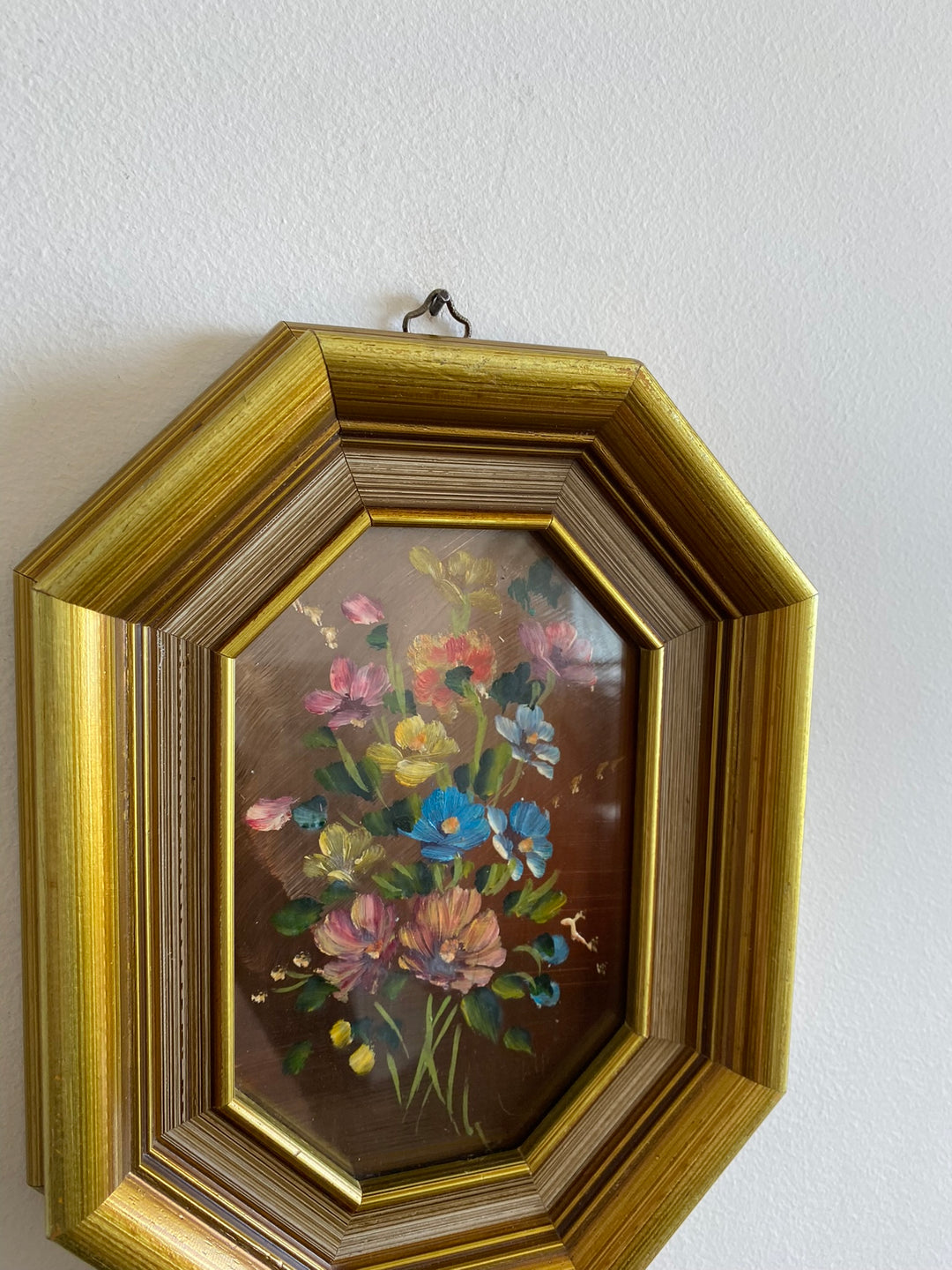 Peintures bouquet de fleurs signées cadres octogonaux en bois doré