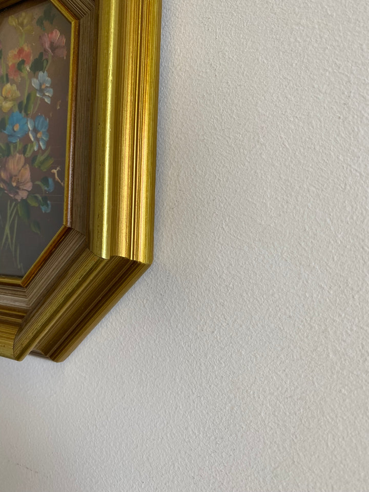 Peintures bouquet de fleurs signées cadres octogonaux en bois doré