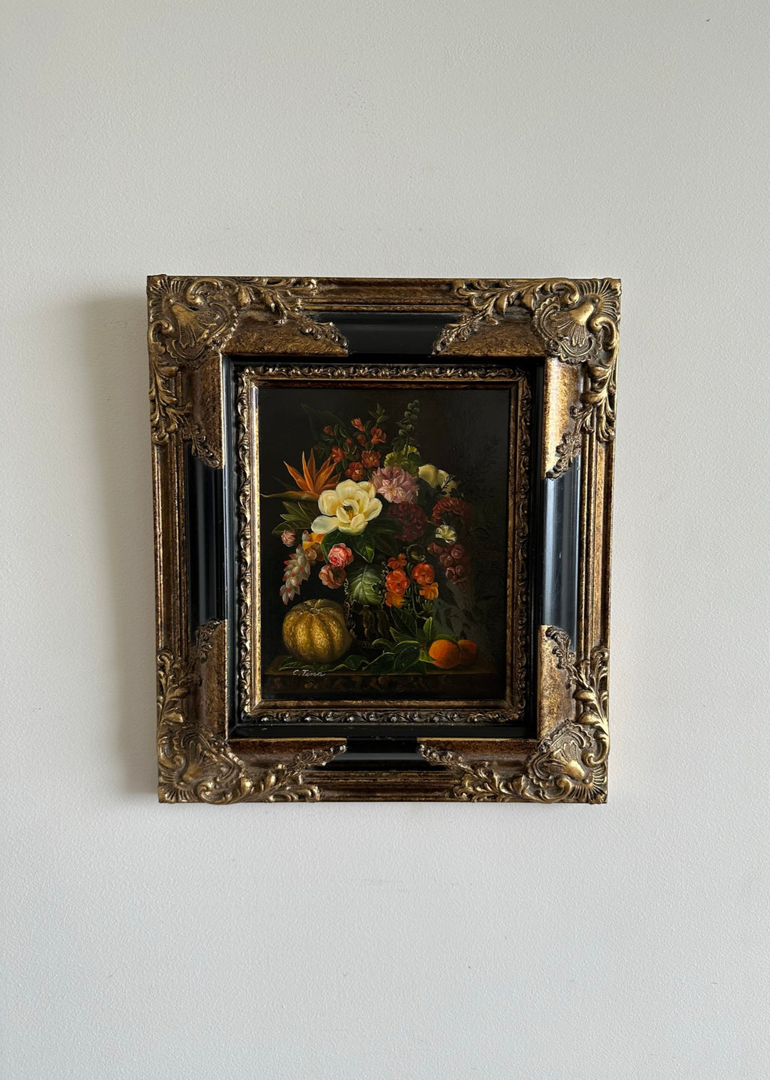 Peinture florale sur planche signée encadrement baroque