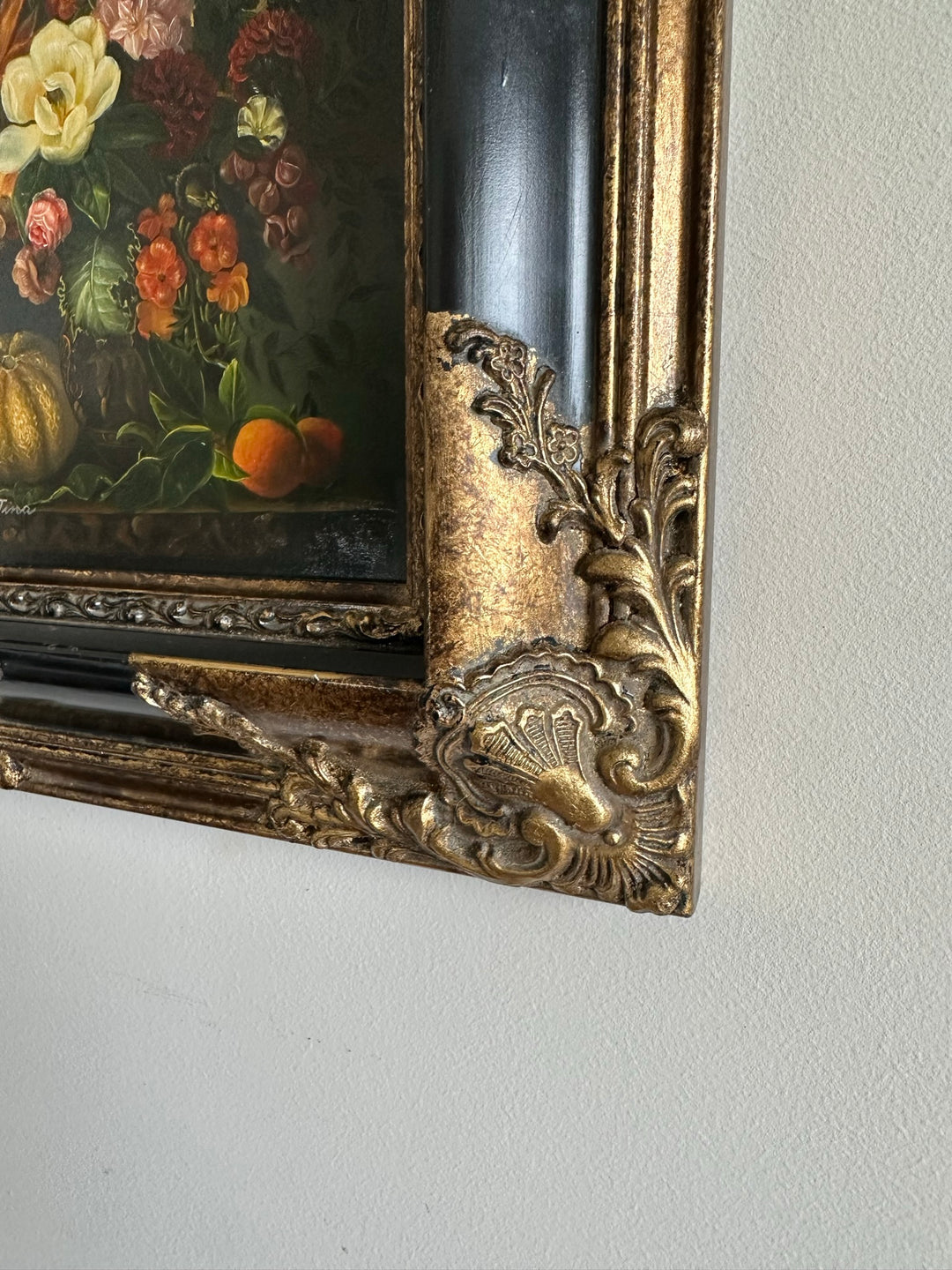 Peinture florale sur planche signée encadrement baroque