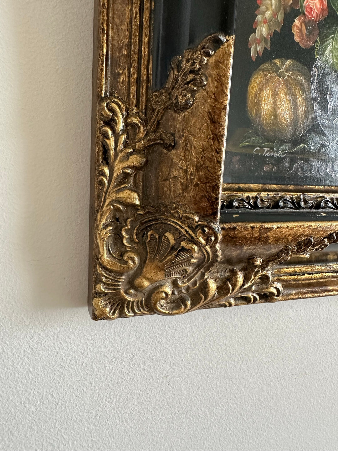 Peinture florale sur planche signée encadrement baroque