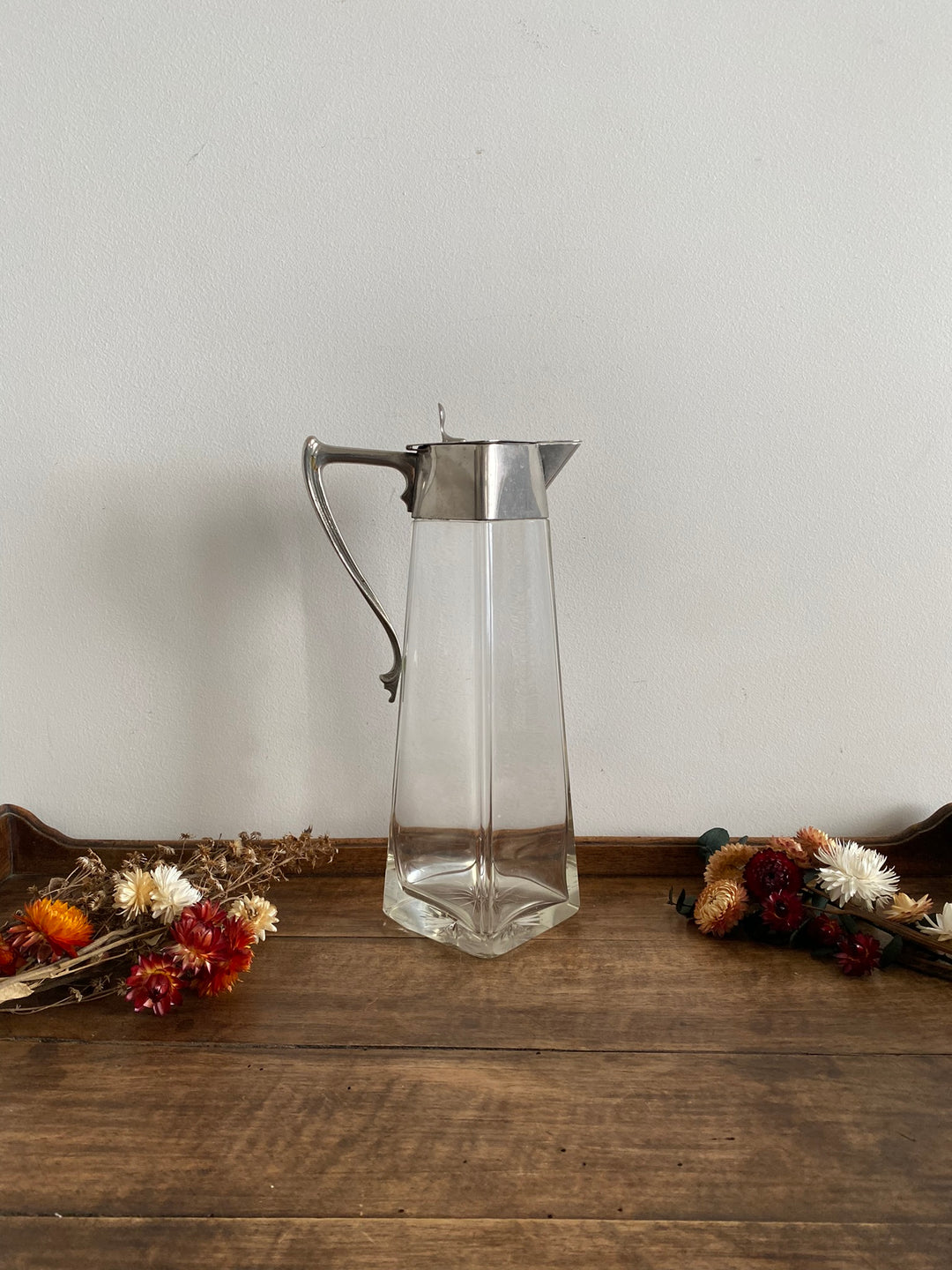 Carafe en verre travaillé avec bouchon métal argenté