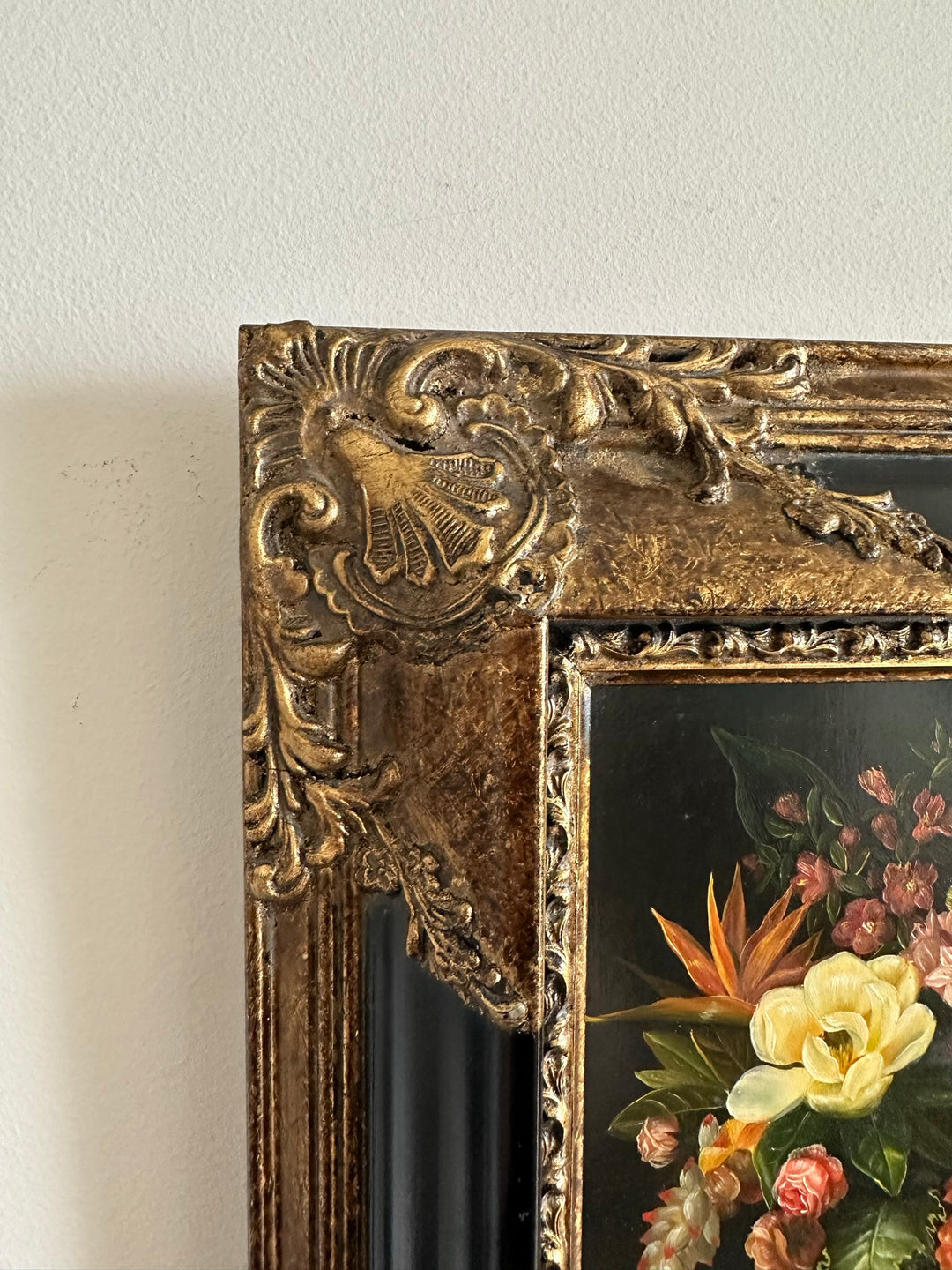 Peinture florale sur planche signée encadrement baroque
