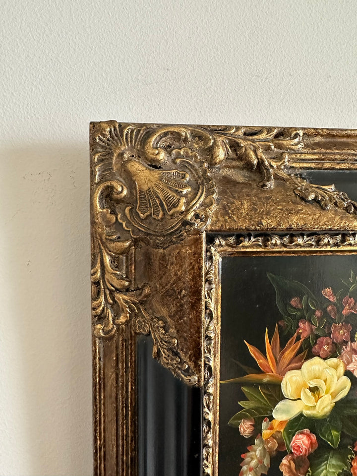Peinture florale sur planche signée encadrement baroque