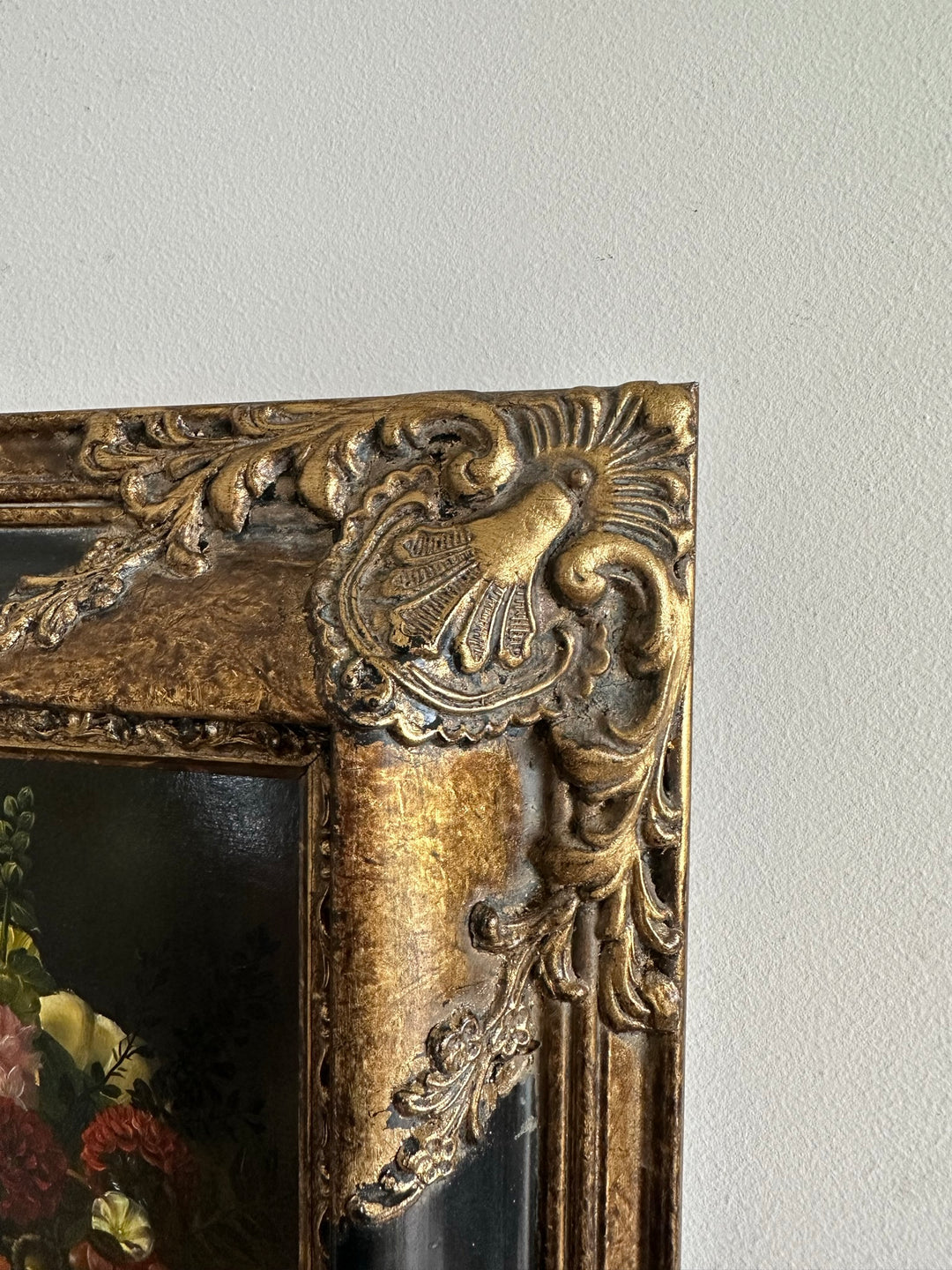 Peinture florale sur planche signée encadrement baroque