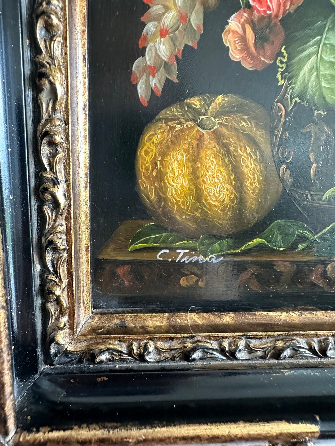 Peinture florale sur planche signée encadrement baroque