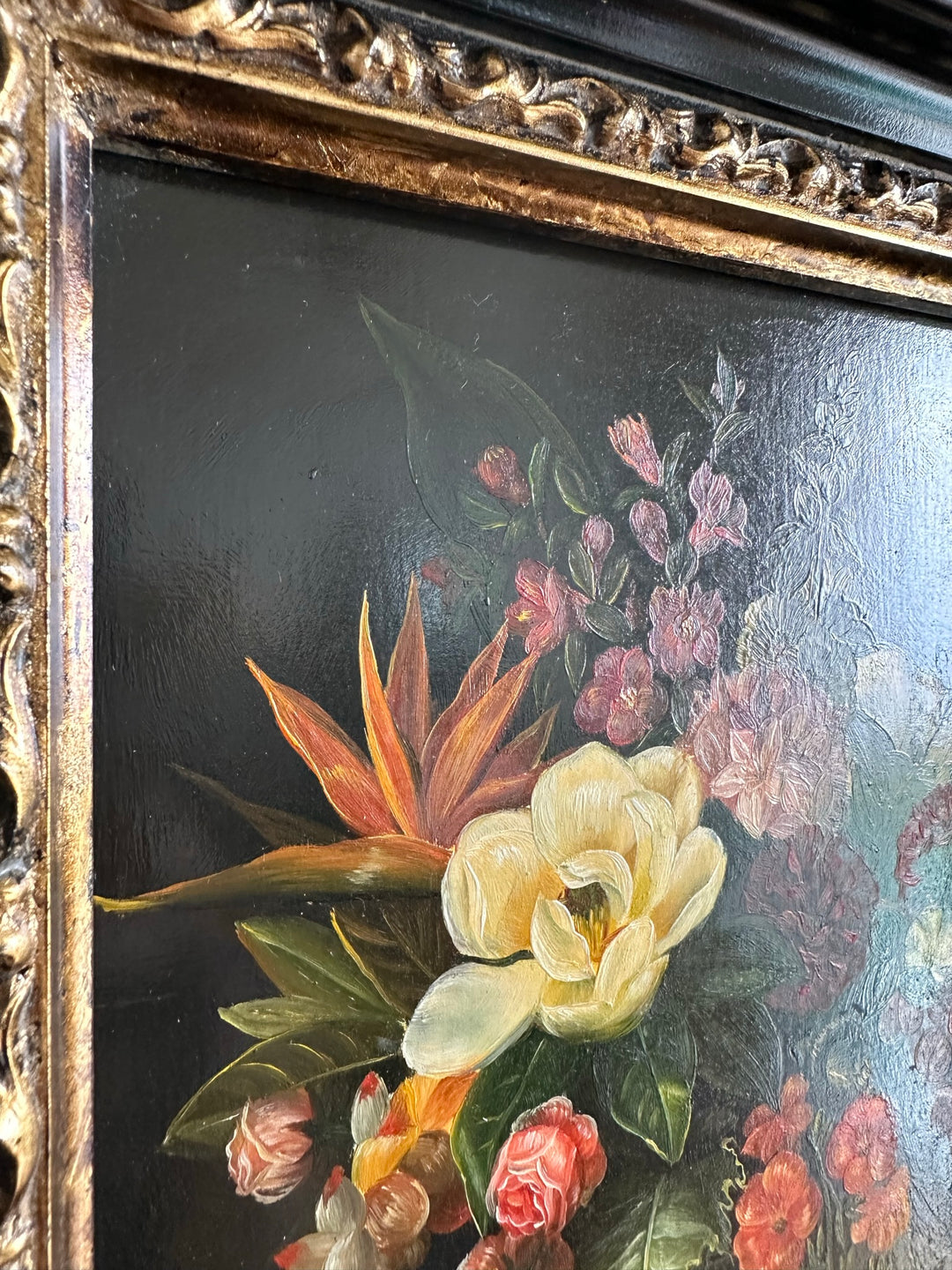 Peinture florale sur planche signée encadrement baroque