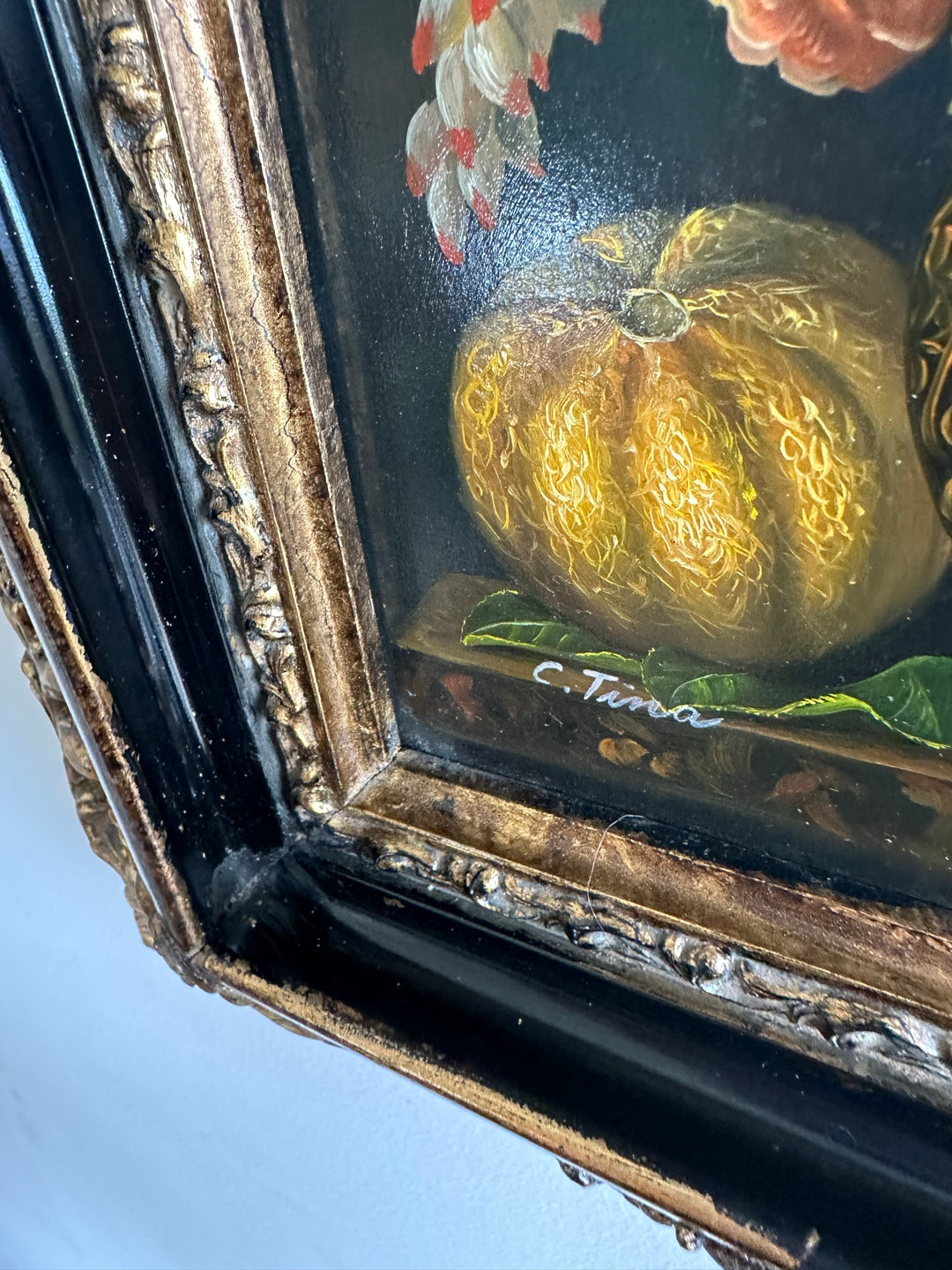Peinture florale sur planche signée encadrement baroque