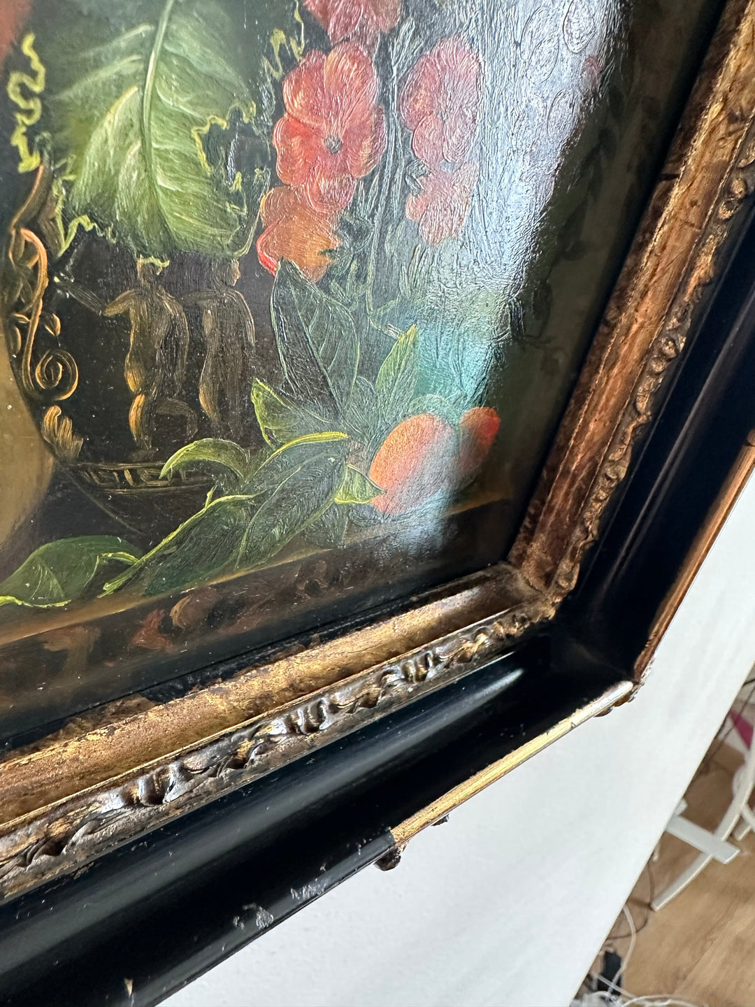 Peinture florale sur planche signée encadrement baroque