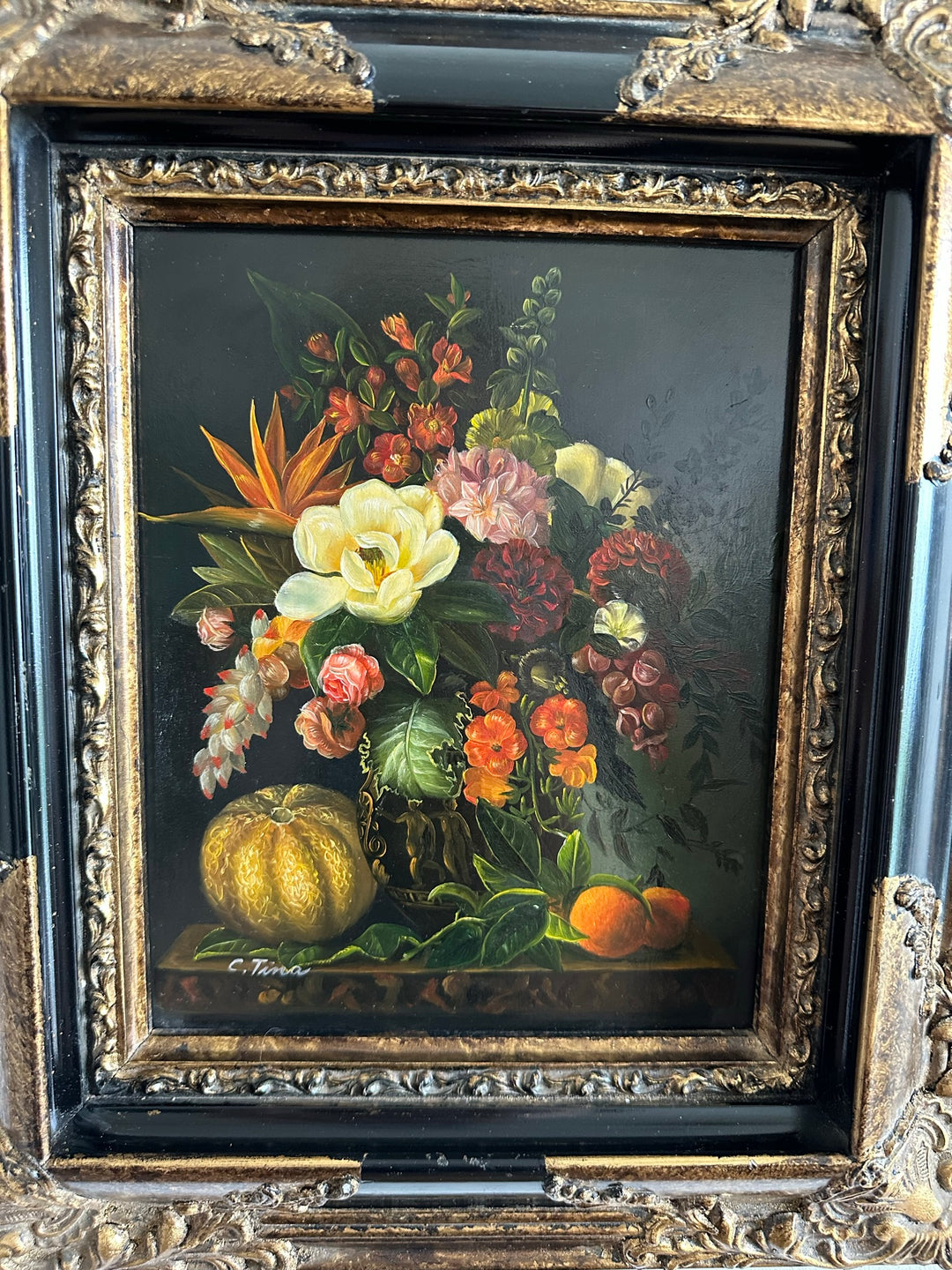 Peinture florale sur planche signée encadrement baroque