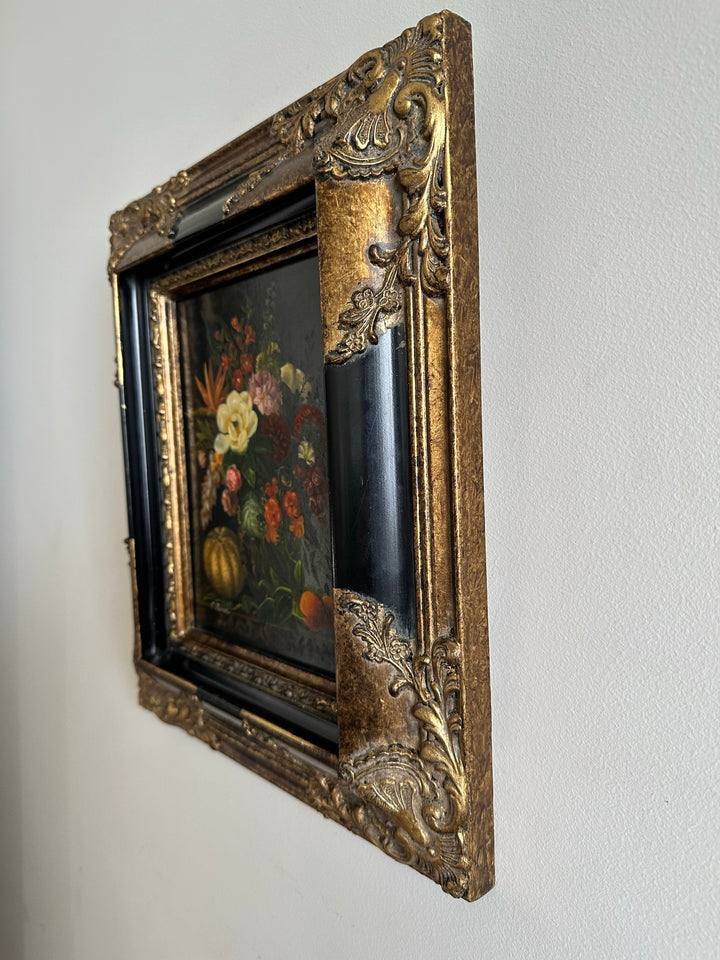 Peinture florale sur planche signée encadrement baroque
