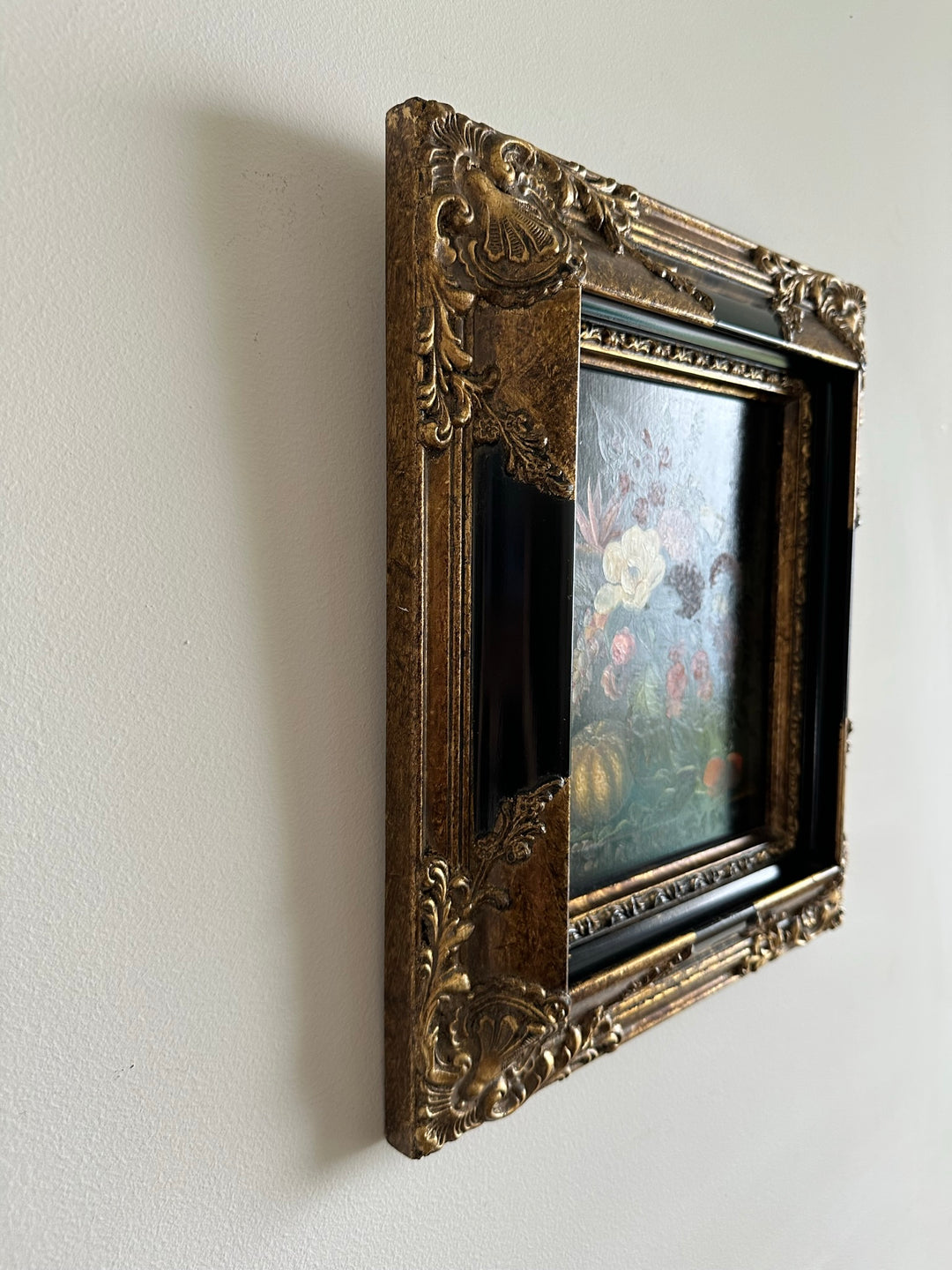 Peinture florale sur planche signée encadrement baroque